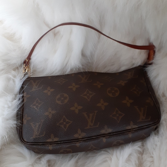 Louis Vuitton Handbags - Authentic louis vuitton pochette purse.
